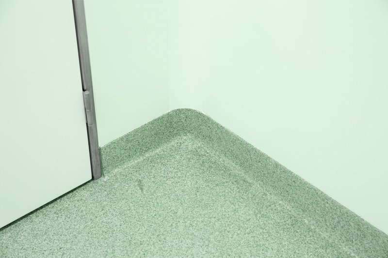 The cleanroom debate: Epoxy flooring vs raised flooring